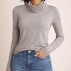 Uniqlo Long sleeve Grey Turtle Neck M Heattech